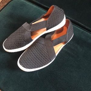 Bernie Mev. Black and white cross cross sneaker